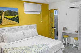 Girasoles-Private Masterbedroom w/bathroom & shower near to the beach.